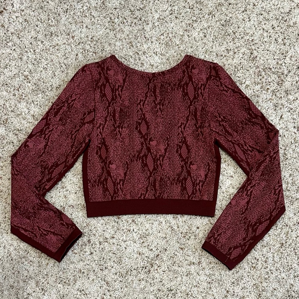 Fabletics Women’s Cherry Snakeskin Seamless Long-Sleeve Kamila Crop Top. Size L. - Picture 7 of 9